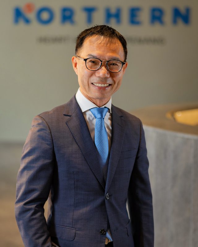 Dr. Edward Choke, dokter bedah vaskular Penang, di lobi Northern Heart Hospital